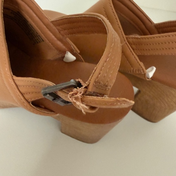 Universal Thread Heeled Clogs Size 8 - Picture 2 of 3